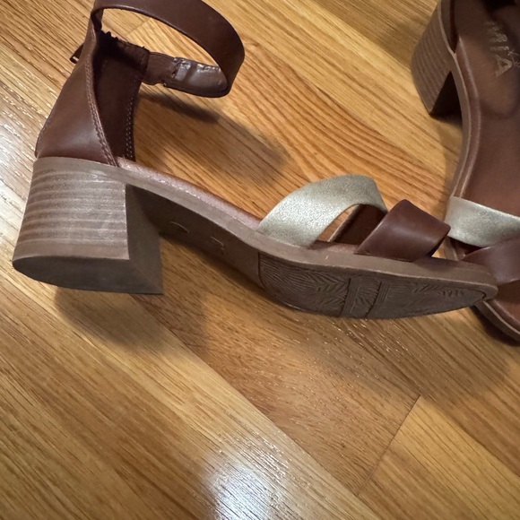 MIA size 2 sandals - Picture 5 of 5